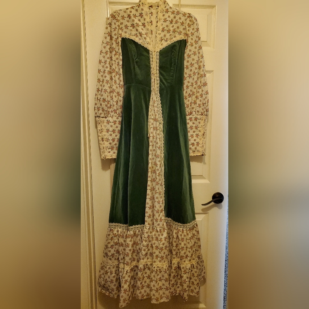 COPY - Original Gunne Sax Dress in good condition. Some alterations at waist.